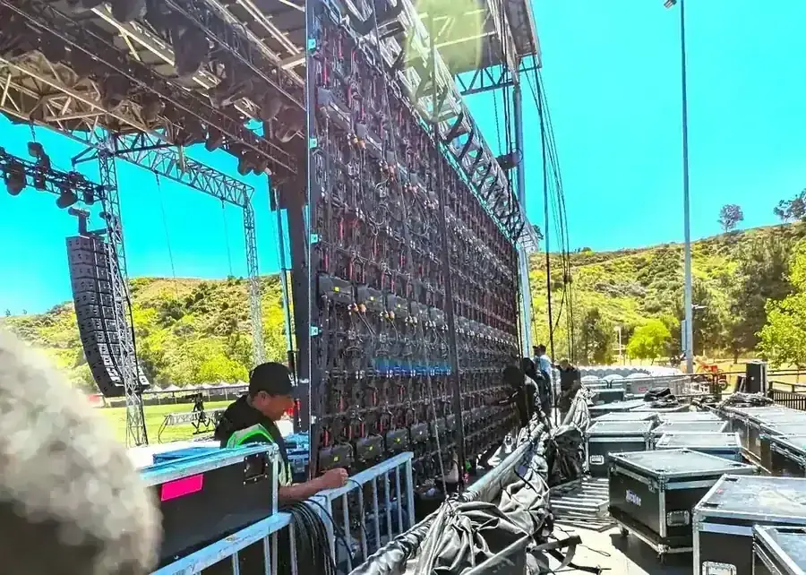 Back panel wiring and power distribution of high-resolution modular LED video display wall